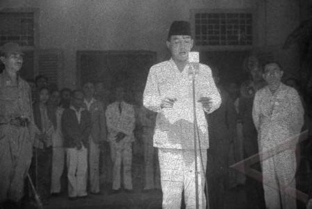 presiden-soekarno-saat-pembacaan-teks-proklamasi-kemerdekaan-ri-_120816171614-395.jpg