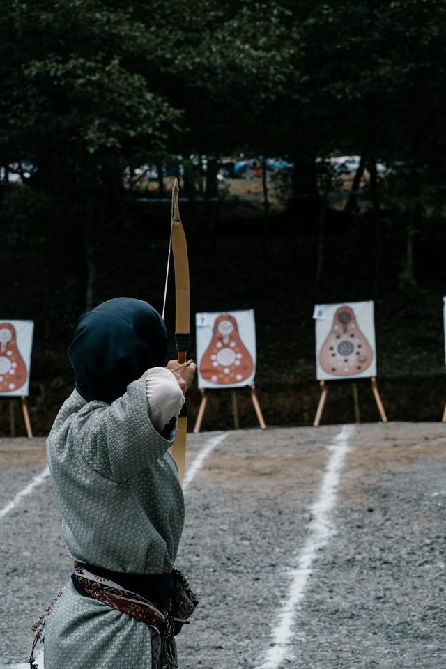 free-photo-of-a-person-shooting-with-a-bow-to-a-target.jpeg
