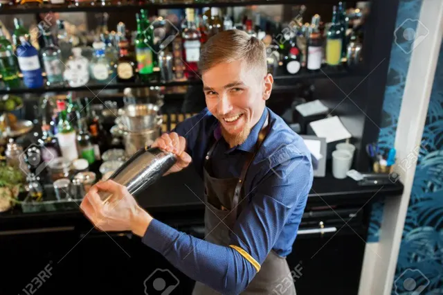 76362786-barman-feliz-con-agitador-preparando-cócteles-en-el-bar.webp