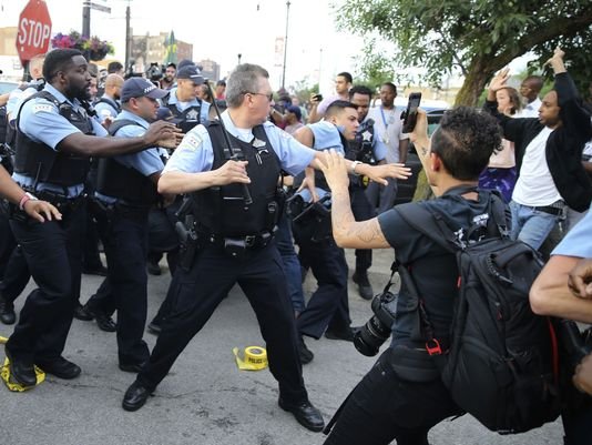 636672122800057005-AP-Police-Shooting-Chicago-101496611.jpg