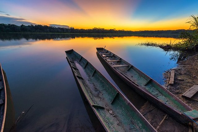 serere_canoes_and_lake_sunset_reduced1.jpg