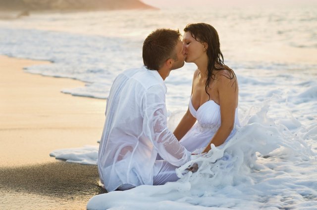 Romantic_Couple_Kiss_at_the_Beach_Love_HD_Desktop_Wallpaper_Background.jpg