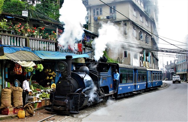 1200px-DarjeelingTrainFruitshop_(2).jpg