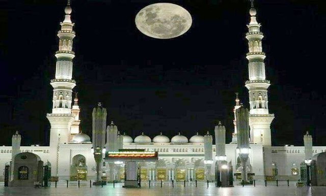 131156moon_in_madinah.jpg