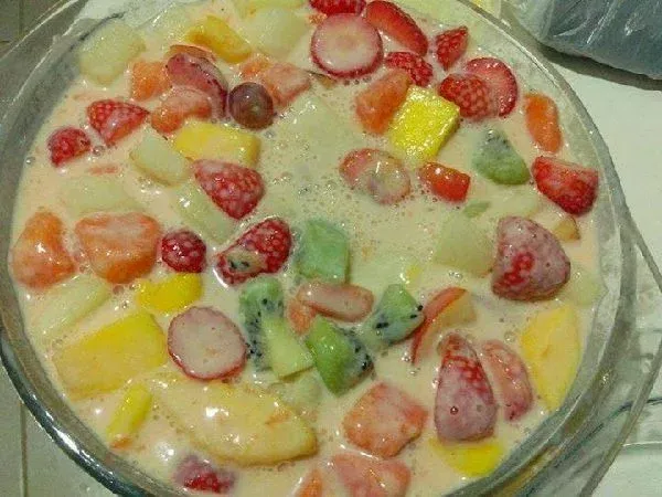 salada-de-frutas-com-leite-condensado-e-creme-de-leite.webp