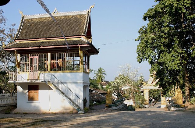 800px-Luang_Prabang-Wat_That_Luang-34-Trommelturm.jpg
