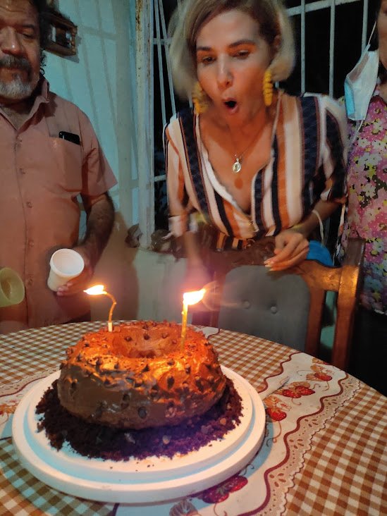 mi sobrina soplando la vela.jpg