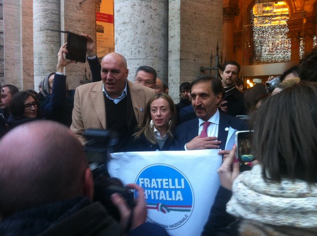 2048px-Conferenza_Stampa_Meloni_Crosetto.jpg