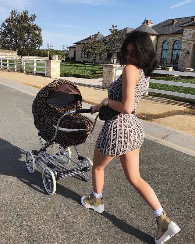 Kylie on Instagram_ _stormi strolls --__BhfYgXNAHT.jpg