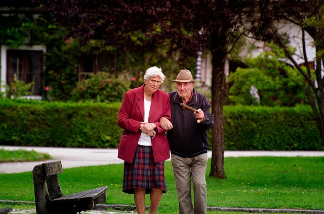 elderly-couple-7127899_1280.jpg