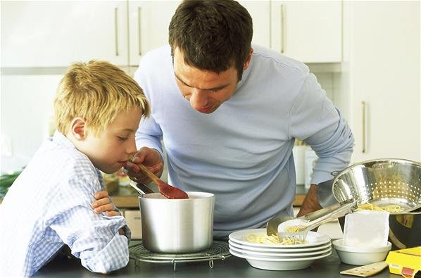 padre e hijo cocinando.jpg