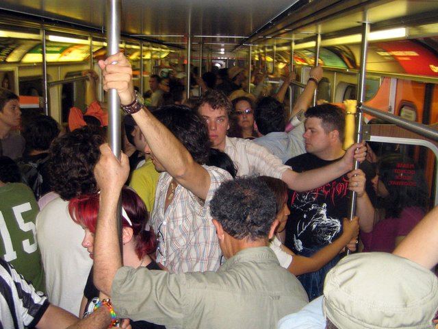 01_crowdedSubway.jpg