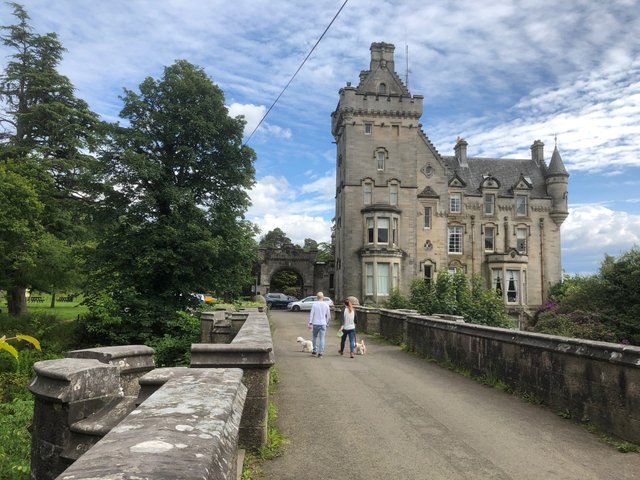 Overtoun_Bridge_-_approach_to_Overtoun_House.jpg