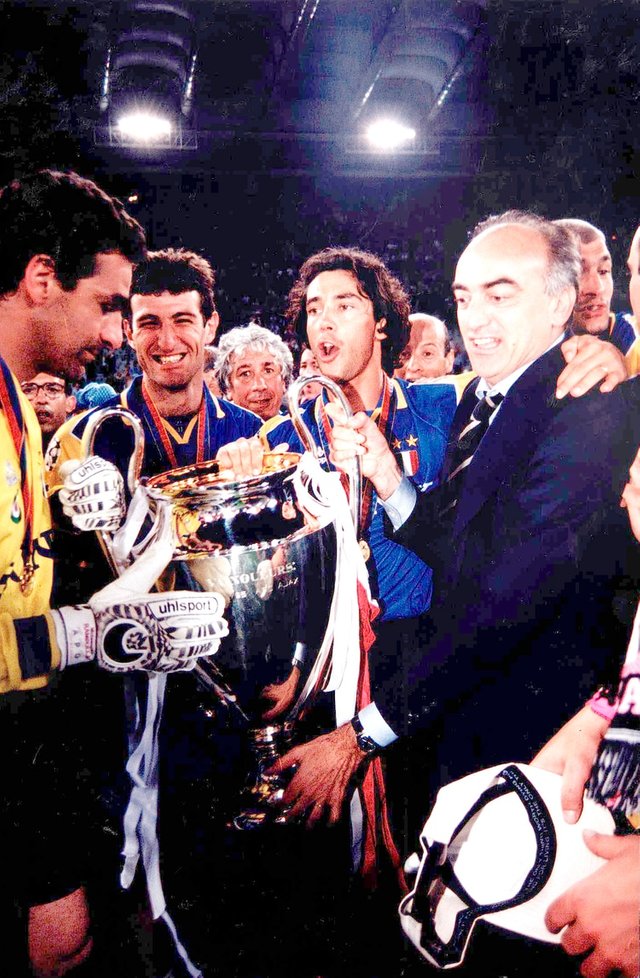 Juventus_-_Finale_UCL_1996_-_Rampulla,_Ferrara,_Sousa,_Giraudo.jpg