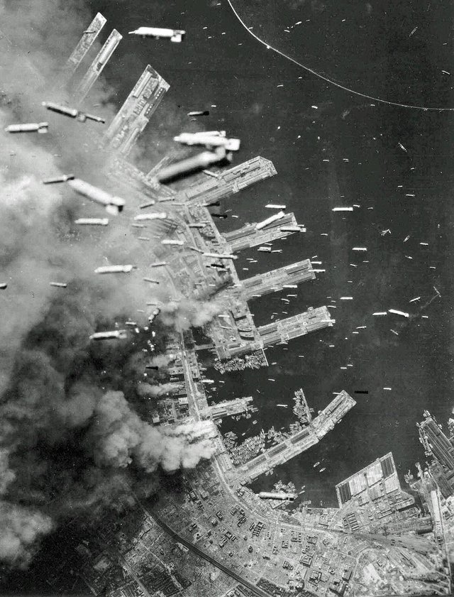 1200px-American_bombs_falling_on_Kobe.jpg