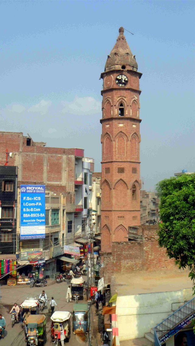 Clock_Tower,_Hafizabad_road_side,_Gujranwala.jpg