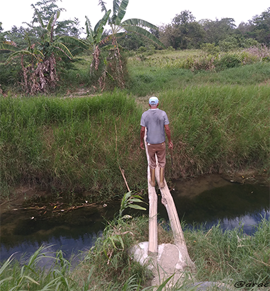 Agricultorpasandoelrío.png