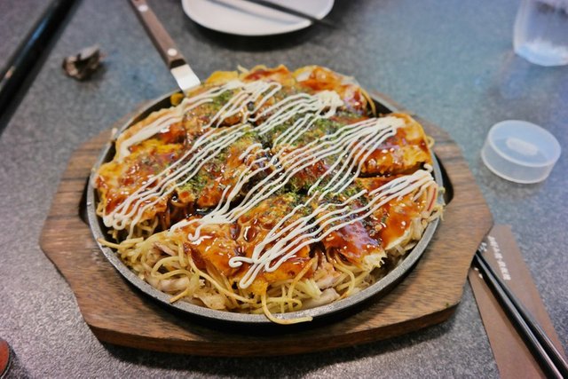 Hiroshimastyleokonomiyaki.jpeg