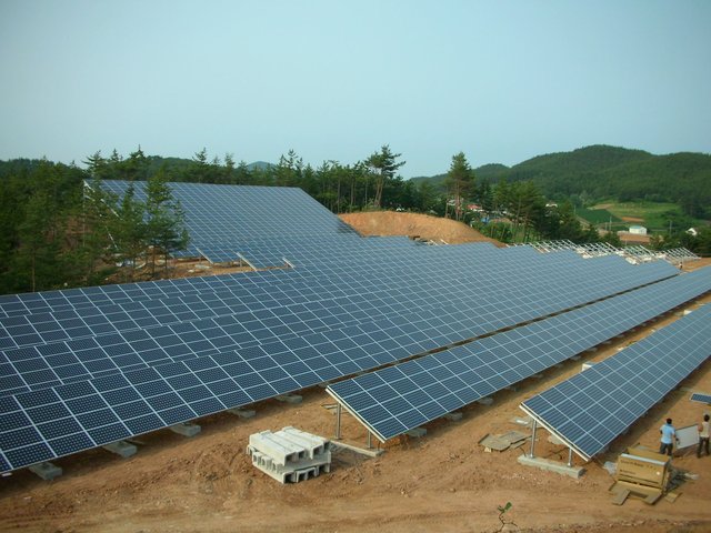 Taean_Solar_Farm_by_Hyosung_Corporation_-_panoramio.jpg