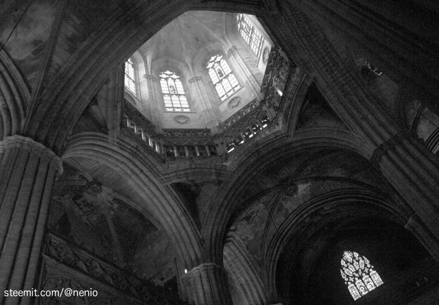 Barcelona-cathedral-ceiling-03bw-1.jpg