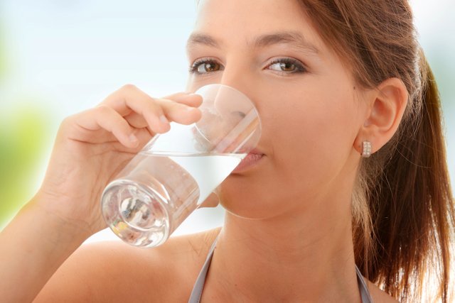 mujer bebiendo agua.jpg