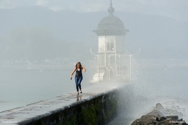 Jet-dEau-huge-Fountain-in-Geneva-Switzerland.jpg