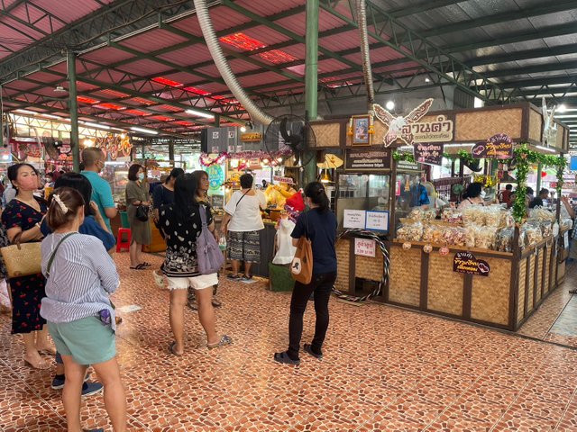 Wat Takien Floating Market1.jpg