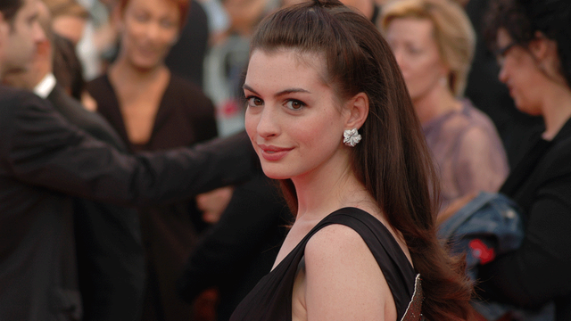 Anne_Hathaway_at_the_2007_Deauville_American_Film_Festival-01.png