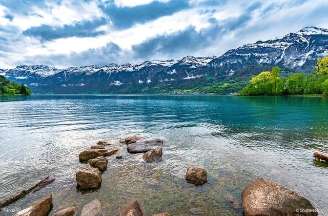 Stones-in-the-waters-of-Brienz-lake.jpg