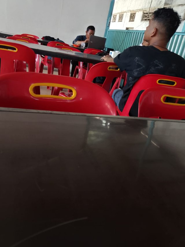 beberapa orang sedang minum kopi.jpg