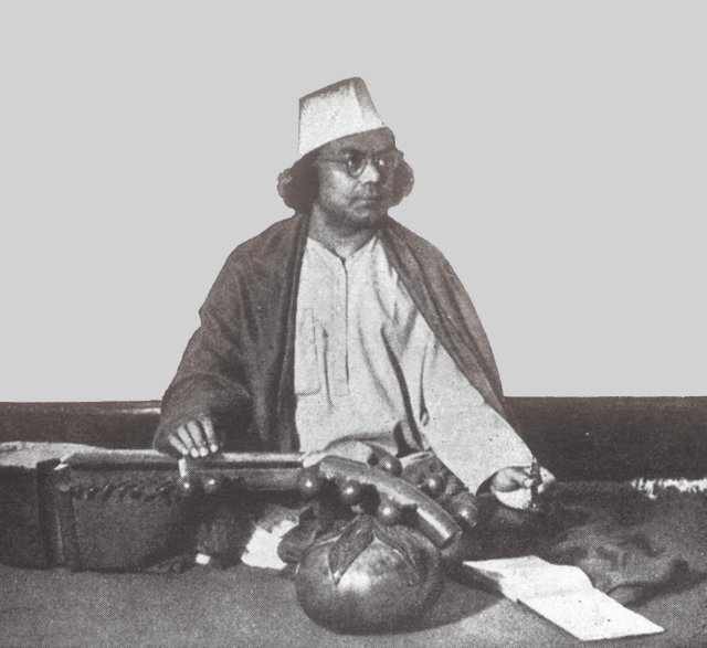 Kazi nazrul islam with Setar.jpg