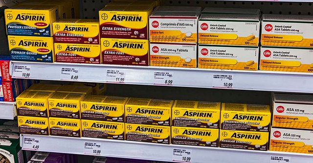 800px-Aspirin_and_generics_on_Canadian_drugstore_shelf-.jpg
