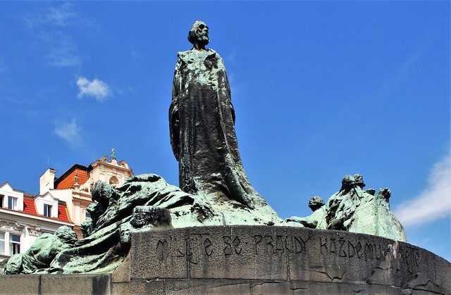 Praha,_Staré_Město,_Staroměstské_náměstí_-_mistr_Jan_Hus.jpg