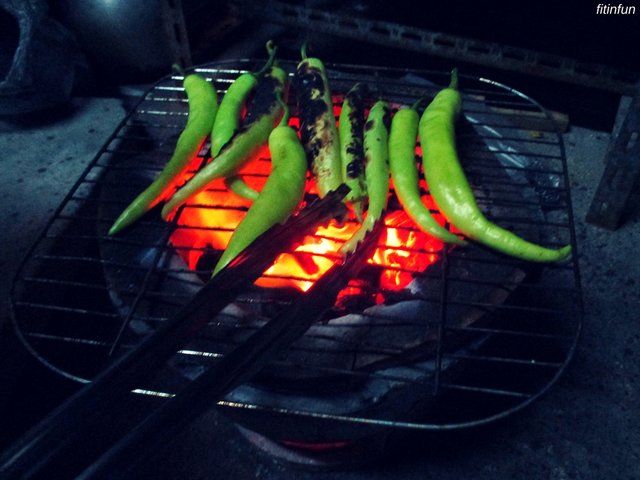 roasting the skin off peppers food photography bangkok thailand fitinfun.jpg