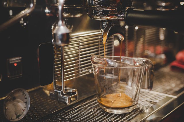 barista-utilizzando-la-macchina-per-il-caffe-nella-caffetteria.jpg