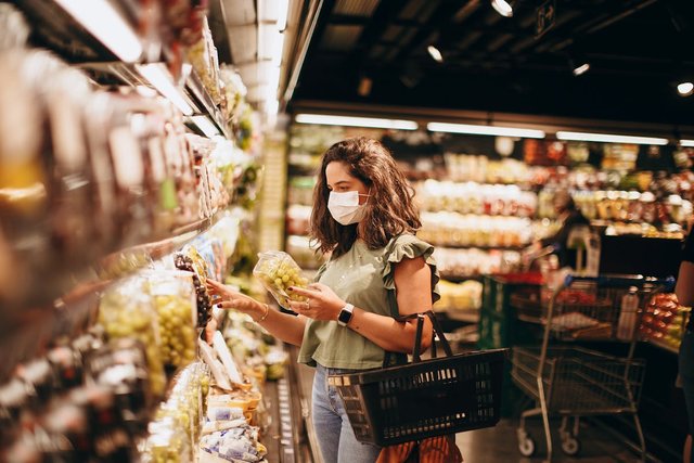 free-photo-of-woman-doing-grocery-shopping-in-a-supermarket.jpeg