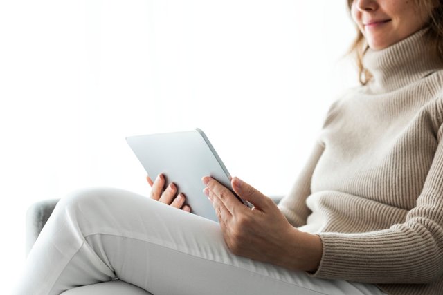 donna-che-utilizza-tablet-digitale-su-un-divano.jpg