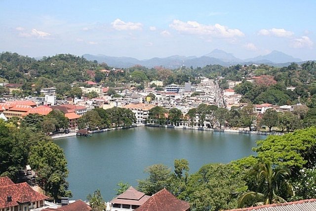 Kandy_Lake.jpg