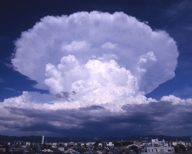chmury-w-ksztalcie-grzyba-atomowego.jpg