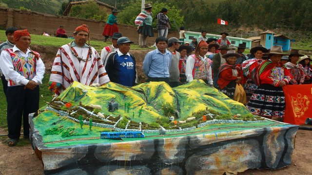 Agricultores de la cuenca el Vilcanota - Cusco, mapa parlante territorial, Gestion Social GAE, Proyecto Kuntur 2012 Perù.jpg