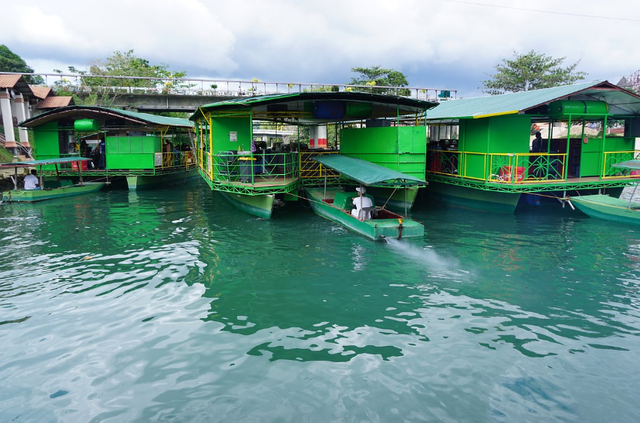 loboc floating restaurant.png