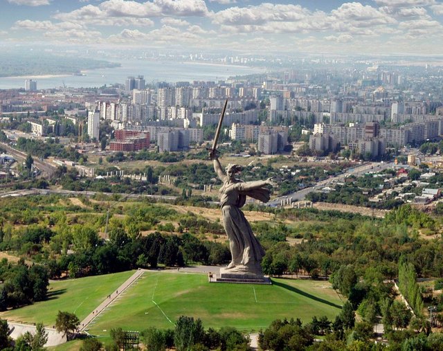 1137px-Volgograd_and_the_Motherland_statue.jpg