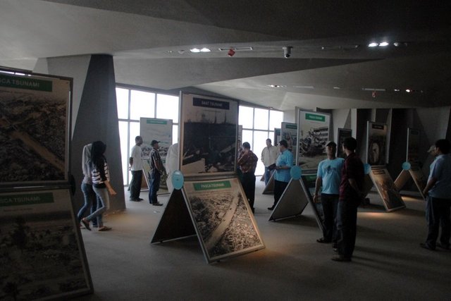 Ruang_pameran_yang_menampilkan_koleksi_foto_dokumentasi_Tsunami_2004.jpg