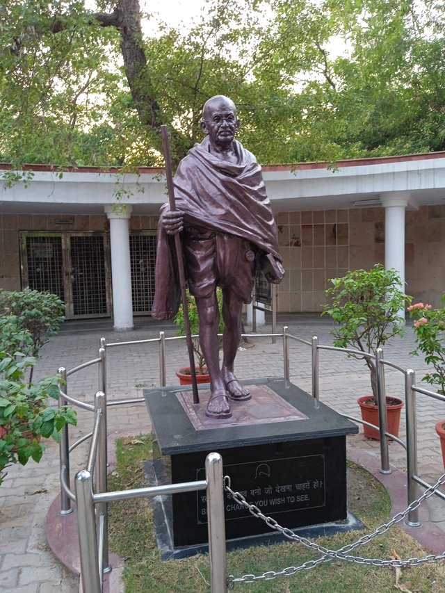 Sculpture of Mahatma Gandhi.jpg