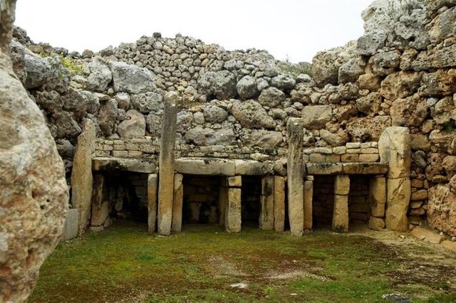 Ggantija main altar.jpg