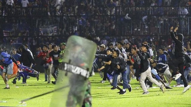 foto-foto-kerusuhan-di-stadion-kanjuruhan-127-orang-tewas-4_169.jpeg