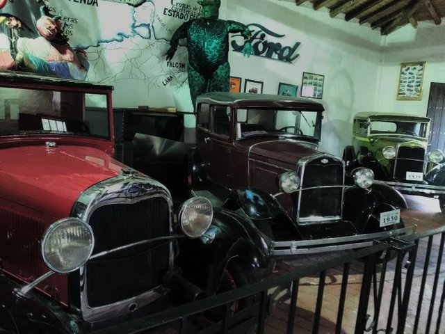 Autos Ford 1926 a 1928.jpg