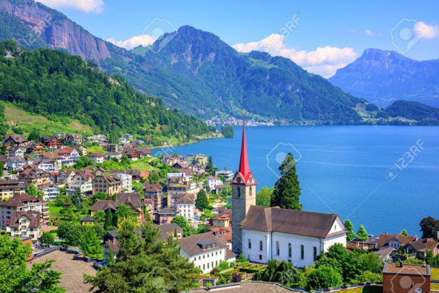 52851150-petite-ville-suisse-avec-l-église-gothique-sur-le-lac-de-lucerne-et-des-alpes-suisse.jpg