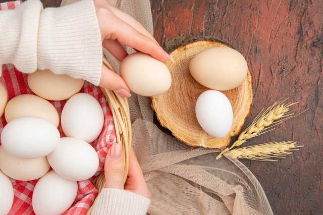 top-view-white-chicken-eggs-dark-table-meal-animal-raw-farm-breakfast-color-food-photo_140725-137522.jpg