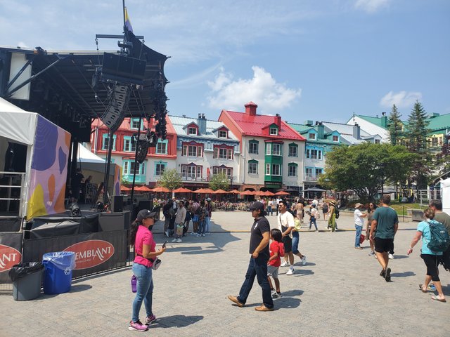 Au village piétonnier du Mont-Tremblant.jpg